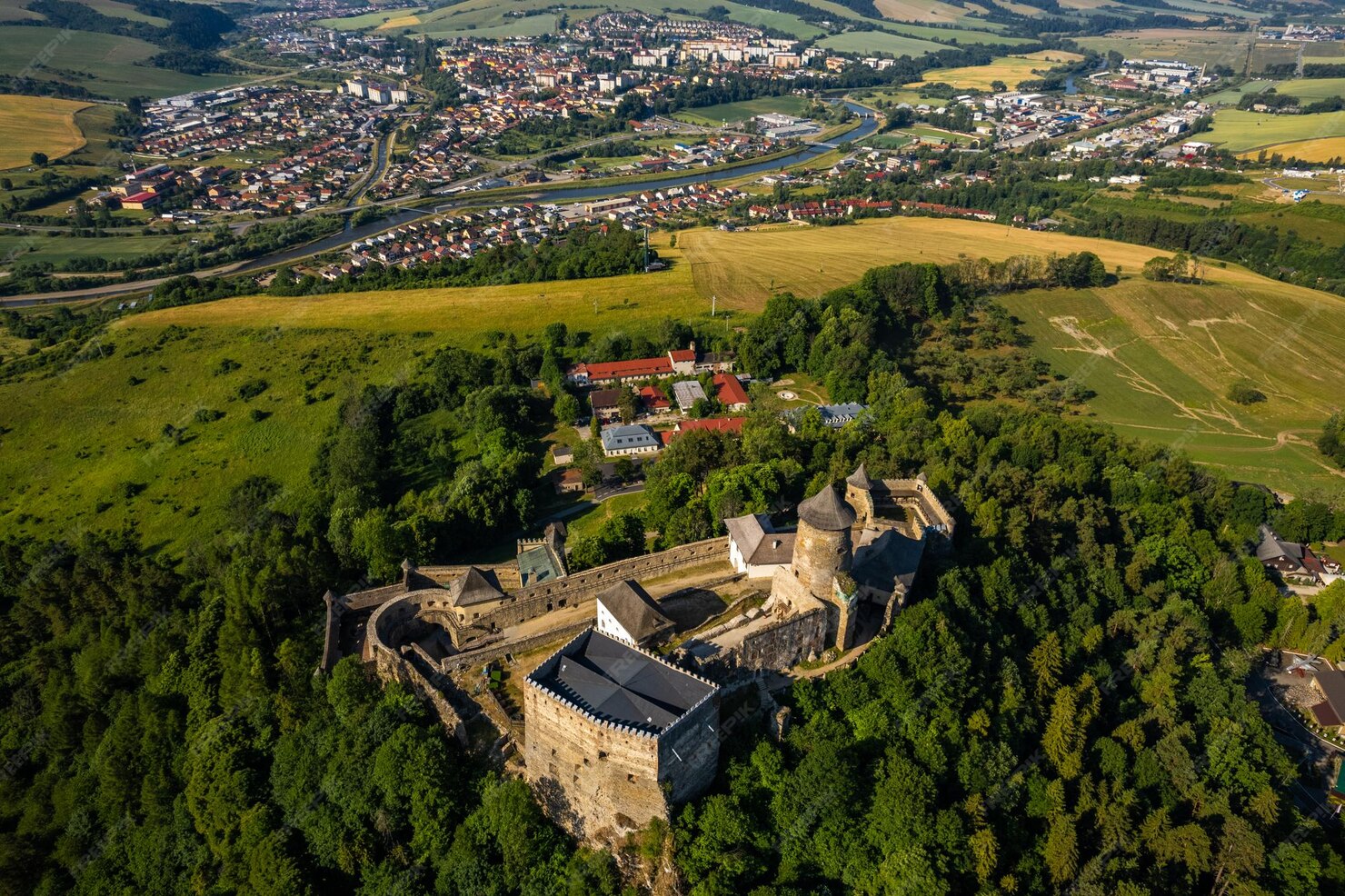 stara lubovna hrad zaber z dronu